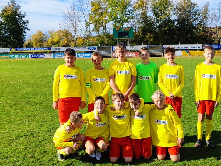 Die Spedition Meidel und Schütz sponsern Trikots für das Fußball-Jugendteam des SV-Markt Einersheim